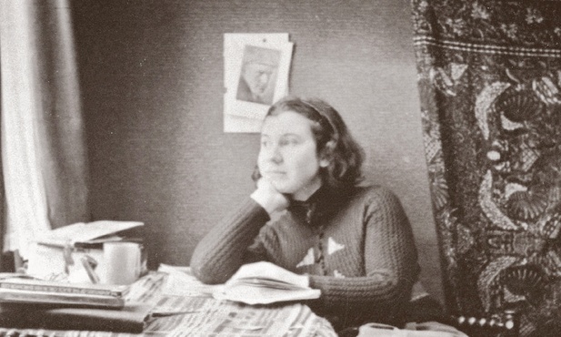 Etty Hillesum w swoim pokoju przy Gabriël Metsustraat 6, około 1939 r.