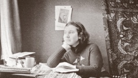 Etty Hillesum w swoim pokoju przy Gabriël Metsustraat 6, około 1939 r.