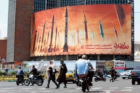 Billboard z irańskimi rakietami umieszczono na ulicy w Teheranie 20 kwietnia 2024 r., dzień po izraelskim ataku odwetowym.