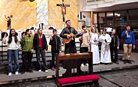 Wspólnota młodzieży z ks. Marcinem Hałasem zaprosiła do wspólnego wielbienia Pana Boga.