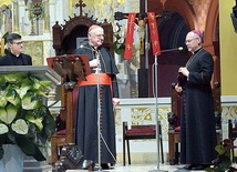 Bp Sławomir Oder wita kardynała w kościele św. Jacka na Rozbarku.