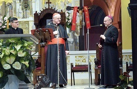 Bp Sławomir Oder wita kardynała w kościele św. Jacka na Rozbarku.