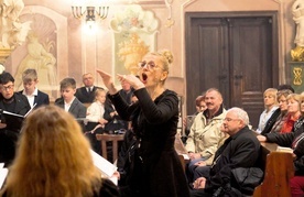 Prof. Małgorzata Podzielny dyrygowała podczas finałowego koncertu.