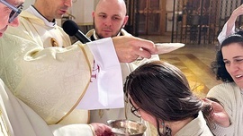 	Ilmira z Baszkirii przyjmuje chrzest.