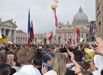 Tysiące wiernych w Watykanie uczciło Jana Pawła II w 10. rocznicę jego kanonizacji 