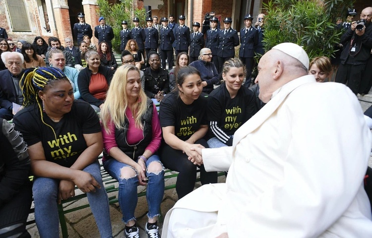 Papież w Wenecji spotkał się z kobietami w więzieniu, z artystami i młodzieżą 