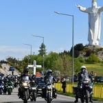 Tłumy motocyklistów pod figurą Chrystusa Króla