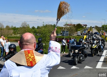 Tłumy motocyklistów pod figurą Chrystusa Króla
