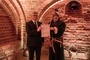 „Książę” (Jarosław Minkiewicz) z Kazimierzem Klawitrem, prezentujący kopię dyplomu we wnętrzu Piwnicy Romańskiej.