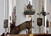 Ambona do bazyliki Mariackiej trafiła po wojnie. Pierwotnie powstała dla kościoła św. Jana w Gdańsku. 