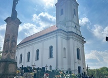 Budowla otoczona jest parafialną nekropolią.