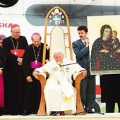 Jan Paweł II z Grzegorzem Piechą (pierwszym z prawej) w Gliwicach w 1999 r.