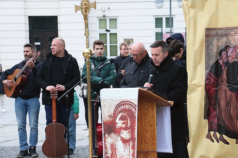 Obwieszczali Dobrą Nowinę, modląc się i śpiewając.