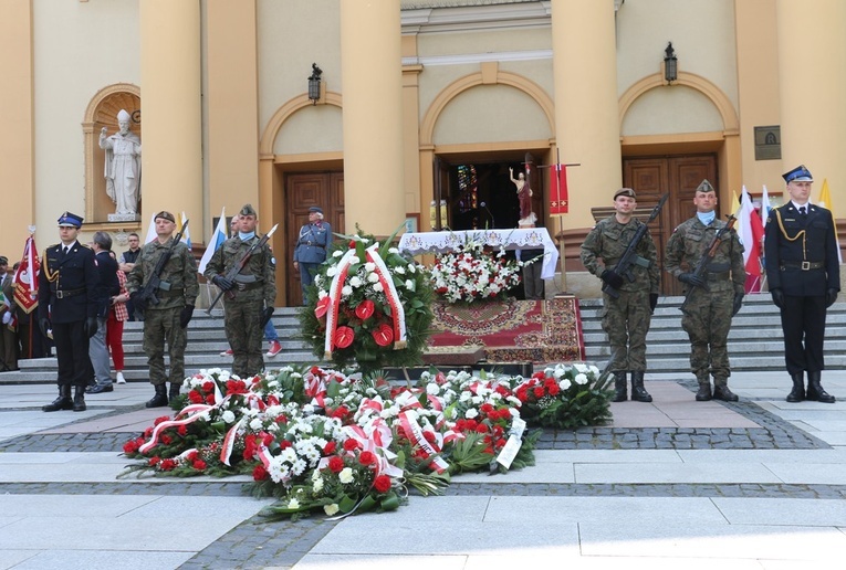 Delegacje złożą kwiaty na płycie Grobu Nieznanego Żołnierza.