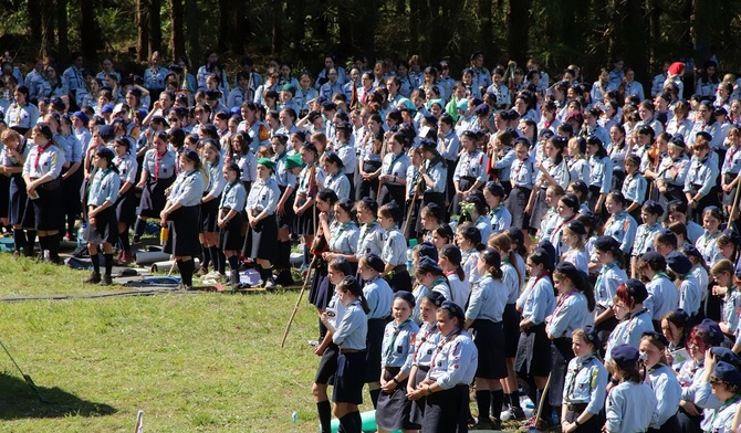 Nastolatki w mundurach, które na majówkę zamieszkały w lesie
