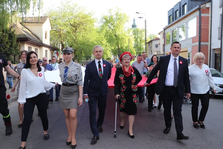 Pierwsze metry biało-czerwonej nieśli m.in. prezydent Krzysztof Jażdżyk, komendant Hufca ZHP Skierniewice oraz przedstawiciele Klubu Seniora "Ustronie".