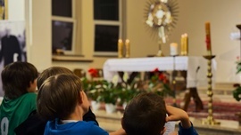 Dzieci nie tylko chętnie uczestniczyły w zabawach, grupach dzielenia, ale także w adoracji Najświętszego Sakramentu.