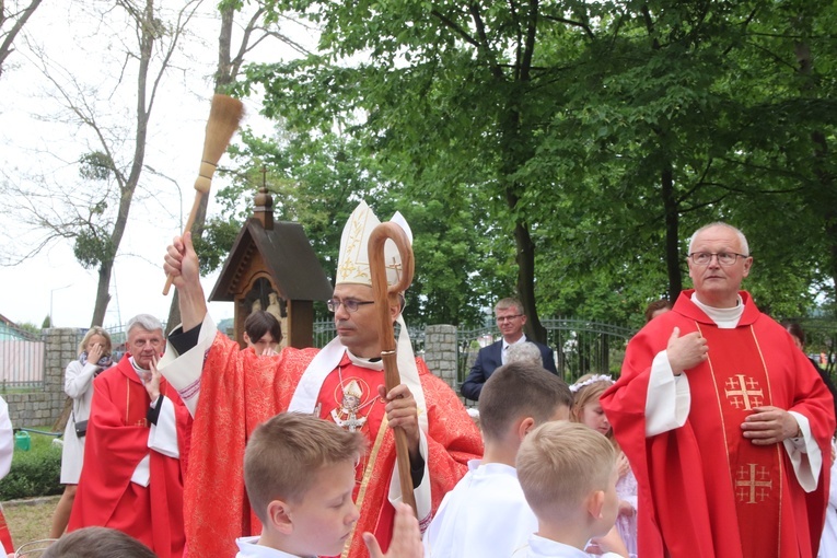 Poświęcenie nowej Drogi Krzyżowej przy kościele w Skarbimierzu