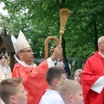 Poświęcenie nowej Drogi Krzyżowej przy kościele w Skarbimierzu