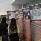 Wystawa o historii Bibilii w zielonogórskiej bibliotece