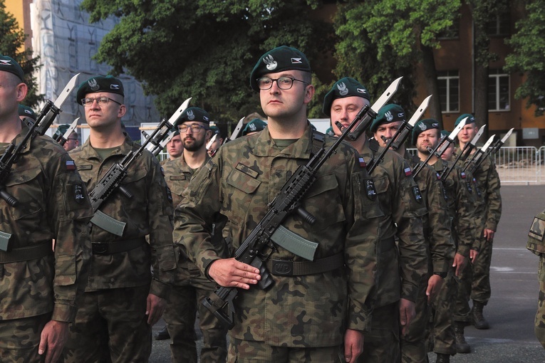 Ks. Cyryl Zieliński podczas przysięgi wojskowej  po szkoleniu w Akademii Wojsk Lądowych.