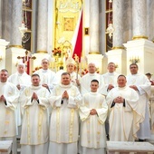 Alumni V roku wyświęceni w chełmskiej bazylice z biskupem i kapłanami.