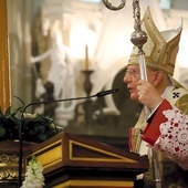 Abp Marek Jędraszewski wspomniał słowa św. Jana Pawła II o szczególnym związaniu prawdy i wolności, które „albo istnieją razem, albo razem marnie giną”.