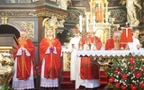 W uroczystości udział wzięło trzech biskupów: biskup świdnicki Marek Mendyk, biskup pomocniczy Adam Bałabuch i biskup senior Ignacy Dec.