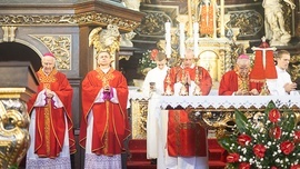 W uroczystości udział wzięło trzech biskupów: biskup świdnicki Marek Mendyk, biskup pomocniczy Adam Bałabuch i biskup senior Ignacy Dec.