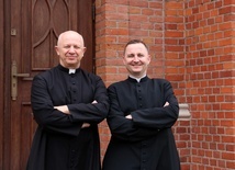 Księża Sławomir Płusa (z lewej) i Wojciech Tkaczyk zapraszają do udziału w przygotowanych wydarzeniach.