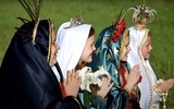 W teledysku dziewczynki wystąpiły przebrane za Maryję w wizerunkach Matki Bożej Fatimskiej, Ostrobramskiej, Niepokalanej i z Gudadalupe.
