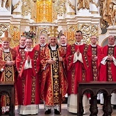 Bohaterowie uroczystości z biskupami i kapłanami towarzyszącymi im w drodze powołania.