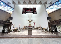 Ołtarz główny z Duchem Świętym w postaci gołębicy.