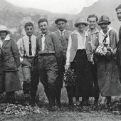 Pierwsi członkowie Towarzystwa Ciemnych Typów. Pier Giorgio Frassati czwarty od lewej.