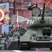 O słabej kondycji rosyjskiej armii może świadczyć fakt, że na moskiewskiej paradzie wojska pancerne reprezentował weteran II wojny, czyli słynny czołg T-34.