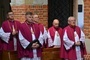 Pięciu kapłanów zasiadło w zasiedło na swoich miejscach w stallach.