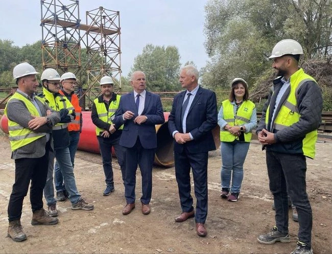 Most w Ulanowie na półmetku