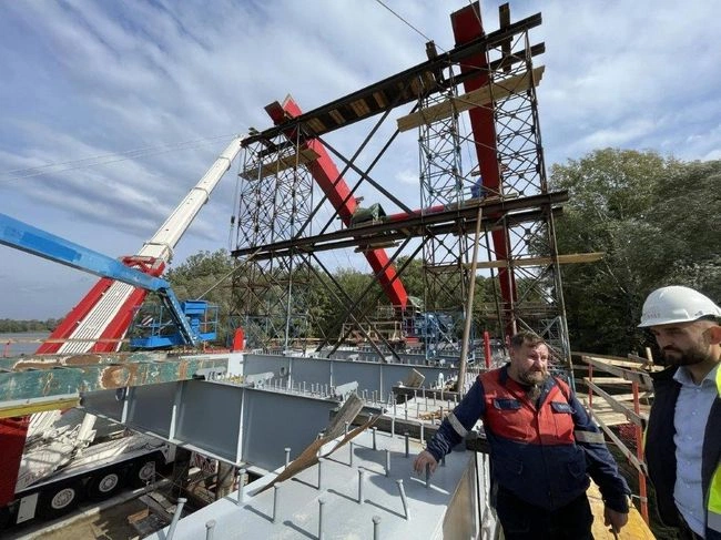 Most w Ulanowie na półmetku