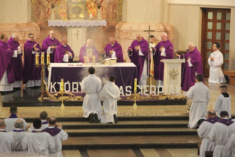 Eucharystia pod przewodnictwem ks. infułata Adama Kokoszki. Jeżeli na wysokości zadania nie staną kapłani, to co będzie z wiernymi?