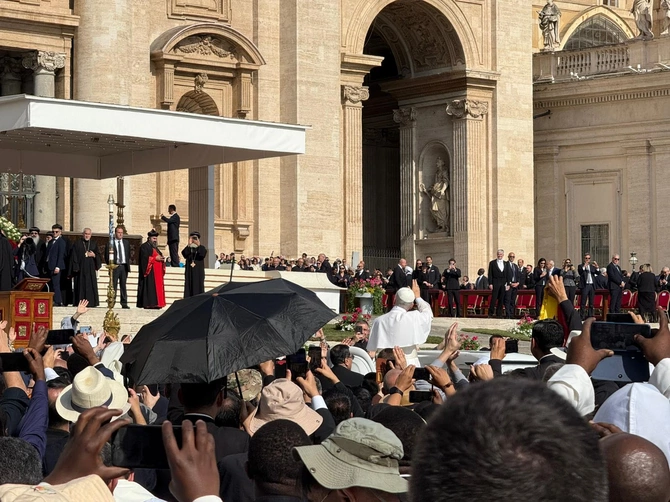 Oczekiwanie na mszę inauguracyjną pontyfikat Leona XIV