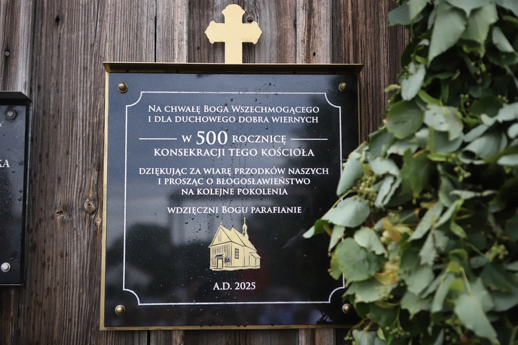 Bp Wojciech Osial w czasie uroczystości poświęcił odrestaurowane ołtarze główny i boczne, krzyż, lichtarze i pamiątkową tablicę. 500. rocznica powstania kościoła w Janisławicach