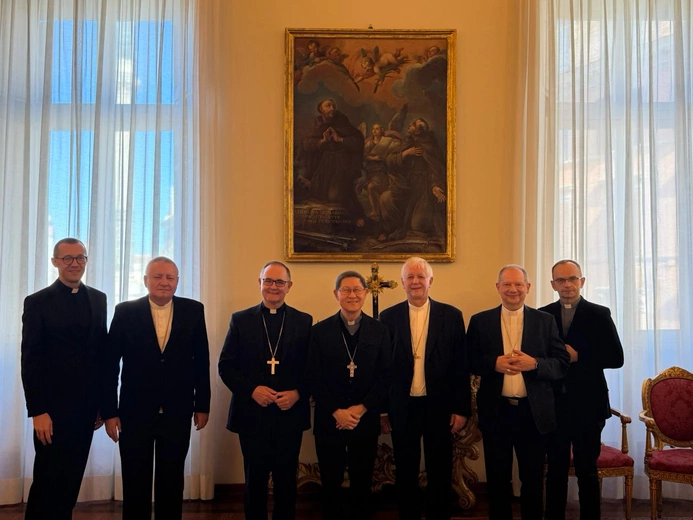 W czwartek biskupi spotkali się również z kard. Luisem Antonio Tagle, proprefektem Dykasterii ds. Ewangelizacji (w środku). Wspólna modlitwa pielgrzymów w bazylice św. Piotra