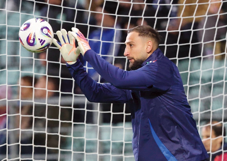 Gianluigi Donnarumma Gianluigi Donnarumma jako jedyny bramkarz znalazł się w dziesiątce najlepszych piłkarzy świata minionego sezonu. W słynnym plebiscycie „Złota Piłka” zajął 9. miejsce. Spory wpływ miały na to ostatnie sukcesy drużyny Paris Saint-Germain. Włoski bramkarz pomógł przecież ekipie z Paryża m.in. wygrać Ligę Mistrzów. Po czym… przeniósł się do Anglii. Teraz świetnie spisuje się pod okiem trenera Pepa Guardioli w Manchesterze City. Gianluigi ma dopiero 26 lat, a wydaje się, że strzeże bramki r…