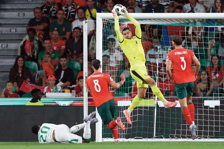 Diogo Costa Mecz 1/8 finału Euro 2024 zakończyła seria rzutów karnych. Tego dnia Diogo Costa został pierwszym bramkarzem w historii mistrzostw Europy, który obronił aż trzy jedenastki. W całym turnieju w pięciu meczach wpuścił w trakcie gry tylko trzy gole. Ale to już historia. Trwa sezon 2025/2026, a Diogo Costa jest zaporą, którą ciężko pokonać. Gdy oddajemy ten numer „Małego Gościa” do druku, Costa ma w aktualnym sezonie za sobą 10 meczów w FC Porto. Pozwolił piłce wpaść do siatki jedynie dwa razy! W Po…