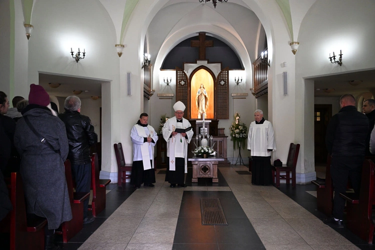 Modlitwa w kaplicy cmentarnej. Cztery tysiące istnień ludzkich