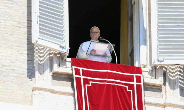 Papież Leon XIV w oknie pałacu apostolskiego