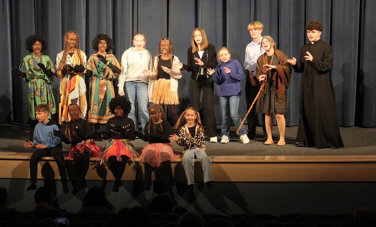 Aktorzy "Teatru pod Aniołem" grający w spektaklu. Ten spektakl utkany jest z prawdziwych wspomnień, rozmów, listów