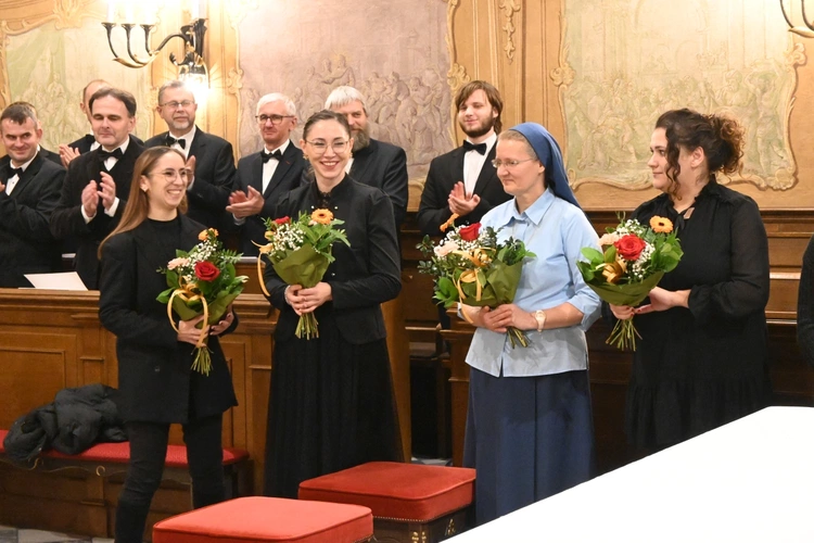 Po koncercie nagrodzono prowadzących kwiatami i brawami. Ku chwale Niepokalanej