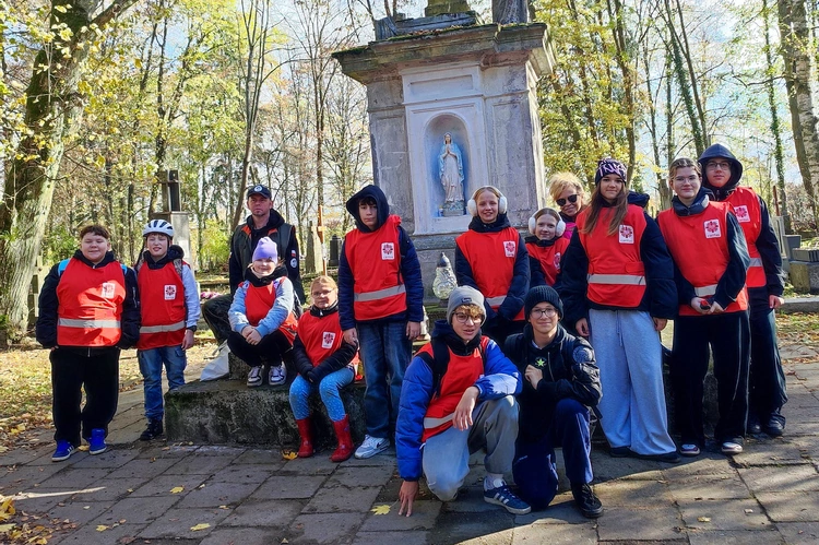 Szkolne Koło Caritas na wałeckim cmentarzu. Walczyli dla nas, zawalczmy dla nich