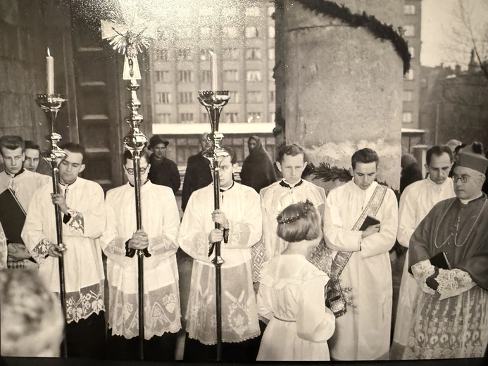 Powitanie bp. Golińskiego w dnui poświęcenia Katedry Chrystusa Króla w Katowicach